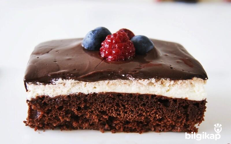 Çikolata Soslu Kremalı Pasta Tarifler Yaş Pasta Tarifleri